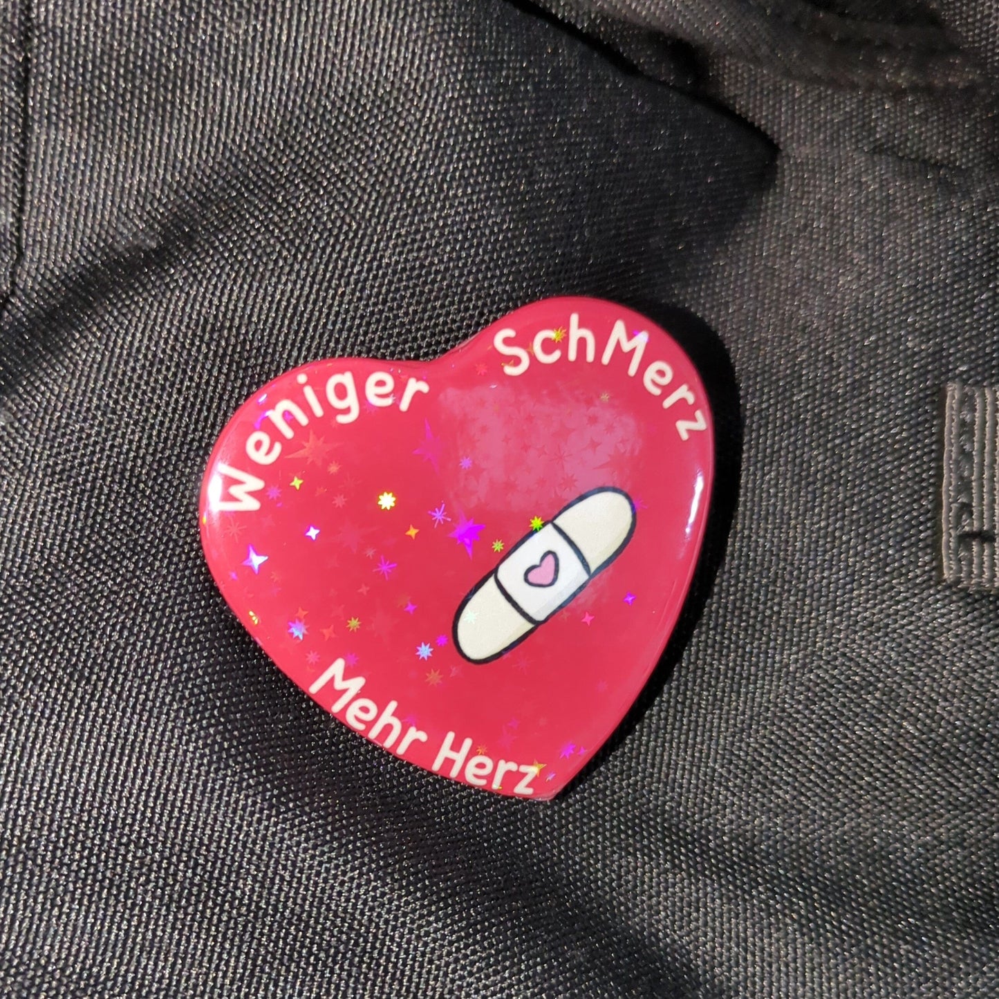 Mehr Herz. Weniger SchMerz |Holo Herz-Button kindafcreations 